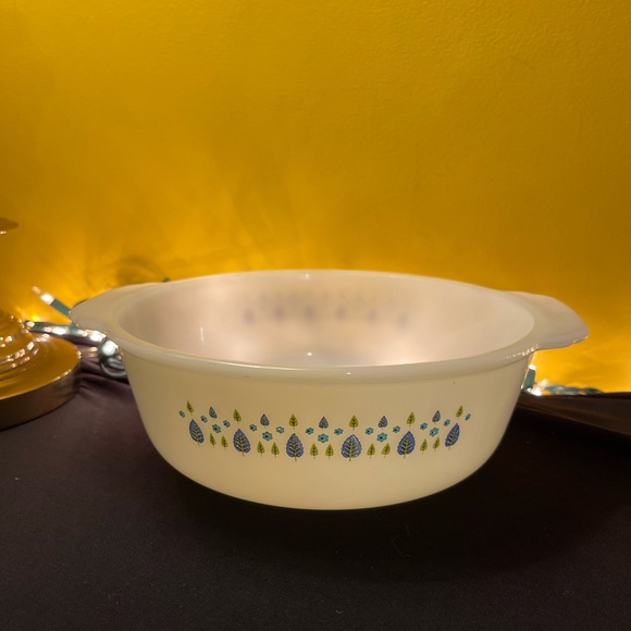 Mid century modern milk glass casserole raised lid - Picture 3 of 10